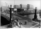 Bundesarchiv_Bild_183-1982-1025-020,_Berlin,_Friedrichsbrücke,_Spree_2022.13.07.jpg